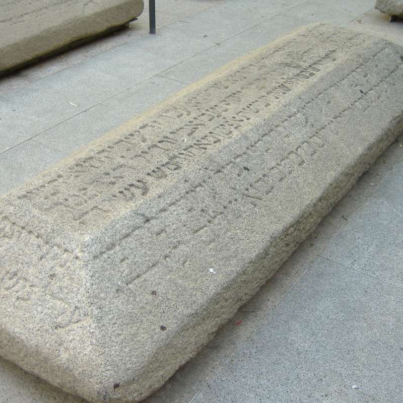 PROYECTO DE LIMPIEZA Y RESTAURACI�N DE UN CONJUNTO DE L�PIDAS SEPULCRALES DEL MUSEO SEFARD� DE TOLEDO - Restauraci�n | Piezas Arqueol�gicas - K�rkide | Proyectos de restauraci�n y rehabilitaci�n